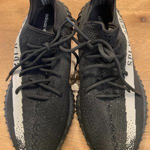 Original release yeezy 350 V2 oreo, black and white